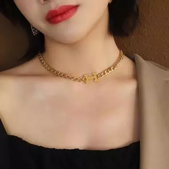 Ювелирная текстура Боковая модель Титановая стальная цепочка с буквой H Подвеска 18-каратное золото Ключичная цепочка Женский дизайн Sense P963