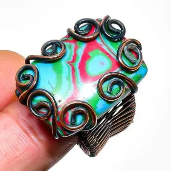 Ювелирное кольцо из медной проволоки ручной работы с радужным кальцинированным камнем, размер 7,5