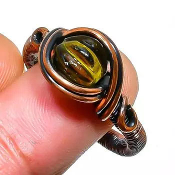 Ювелирное кольцо ручной работы из медной проволоки с драгоценным камнем перидот, размер 8,5