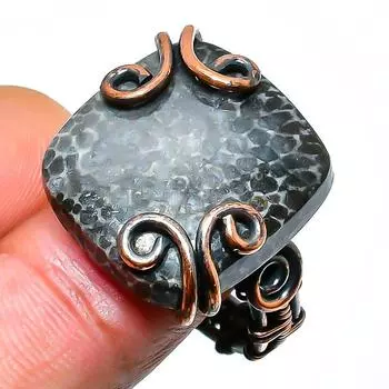 Ювелирное кольцо ручной работы из медной проволоки с скатом, кораллом, драгоценным камнем, размер 8