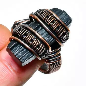 Ювелирное кольцо ручной работы из медной проволоки с черным турмалином, размер 7,5