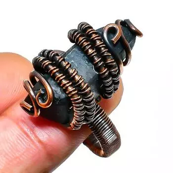 Ювелирное кольцо ручной работы из медной проволоки с черным турмалином, размер 11