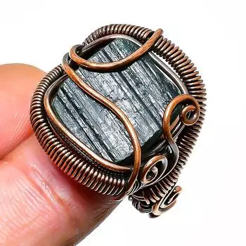 Ювелирное кольцо ручной работы из медной проволоки с черным турмалином, размер 5,5