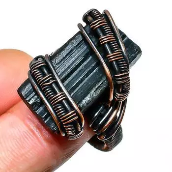 Ювелирное кольцо ручной работы из медной проволоки с черным турмалином, размер 6,5