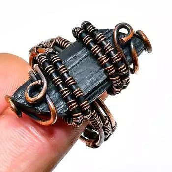 Ювелирное кольцо ручной работы из медной проволоки с черным турмалином, размер 12