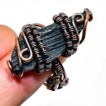 Ювелирное кольцо ручной работы из медной проволоки с черным турмалином, размер 11