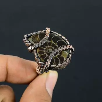 Ювелирное кольцо ручной работы из медной проволоки с ископаемым аммонитом, обернутое для нее 4 зелёный