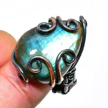 Ювелирное кольцо ручной работы из медной проволоки с лабрадоритом, размер 7,5