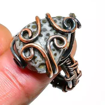 Ювелирное кольцо ручной работы из медной проволоки с скатом, кораллом, драгоценным камнем, размер 8