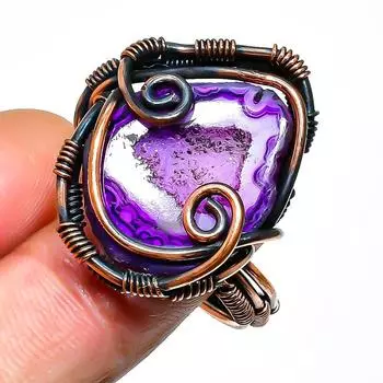 Ювелирное кольцо ручной работы из медной проволоки с фиолетовыми друзами, кусочек драгоценного камня, размер 8