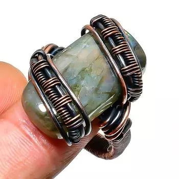 Ювелирное кольцо ручной работы из медной проволоки с лабрадоритом, размер 10
