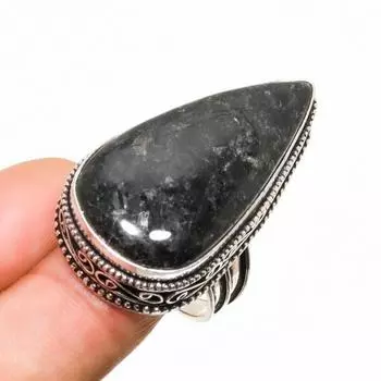 Ювелирное кольцо ручной работы с драгоценным камнем нууммит, посеребренное 925 пробы, размер 8,5