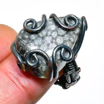 Ювелирное кольцо ручной работы с коралловым скатом и медной проволокой, размер 7