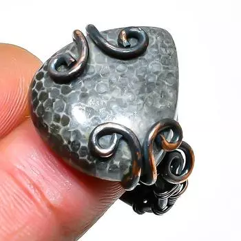 Ювелирное кольцо ручной работы с коралловым скатом и медной проволокой, размер 7