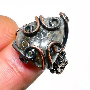 Ювелирное кольцо ручной работы с коралловым скатом и медной проволокой, размер 7