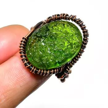 Ювелирное кольцо ручной работы с молдавитом, кварцем и медной проволокой, размер 9