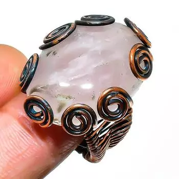 Ювелирное кольцо ручной работы с розовым кварцем и медной проволокой, размер 7