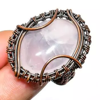 Ювелирное кольцо ручной работы с розовым кварцем и медной проволокой, размер 7,5