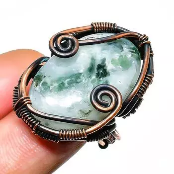 Ювелирное кольцо ручной работы с зеленым турмалином из медной проволоки, размер 7