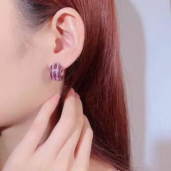 Ювелирные изделия, Ювелирные изделия, Серьги-гвоздики с бриллиантами, Серьги-гвоздики с имитацией красного корунда, Модные серьги в технике перегородчатой эмали