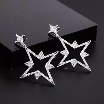 Ювелирные изделия могут быть серьгами-иглами из серебра 925 пробы, индивидуальными, преувеличенными, длинными серьгами.