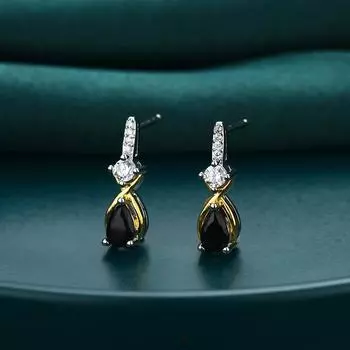 Ювелирные изделия в виде сережек-гвоздиков с черным камнем