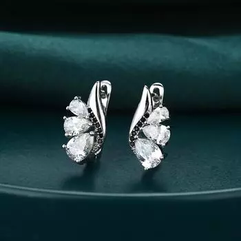 Ювелирные изделия в виде сережек-колец с черными и белыми камнями