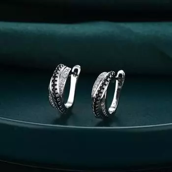 Ювелирные изделия в виде сережек-колец с черным камнем