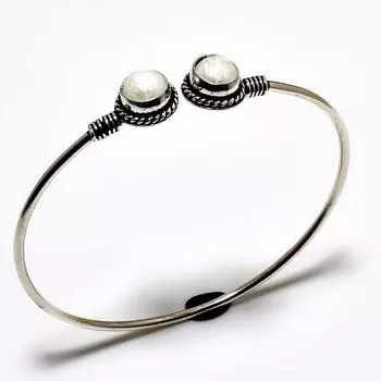 Ювелирный браслет-манжета ручной работы с жемчужным камнем 925 пробы и посеребренным покрытием