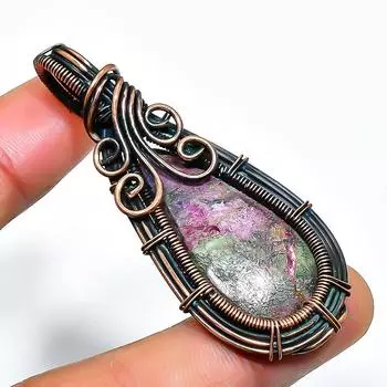 Ювелирный кулон ручной работы из медной проволоки с рубином и фукситом длиной 2,36 дюйма 2.36 зелёный