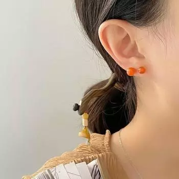 Южные красные круглые серьги-бусины элегантны и изящны. Маленькие вишневые красные серьги просты и повседневны.