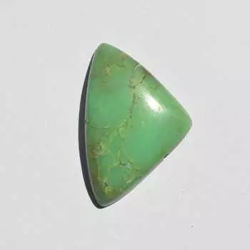 Кабошон из натурального хризопраза - россыпью полудрагоценный камень 32 карата треугольной формы 35x23 мм, Jewelry Craft Supply 35x23 mm зелёный