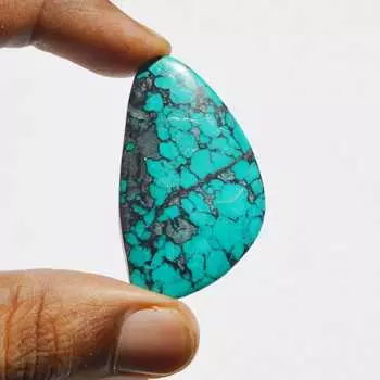 Кабошон из натуральной тибетской бирюзы — уникальный драгоценный камень 51 карат, 45x27x6,6 мм, треугольной формы 45x27x6 mm разноцветный