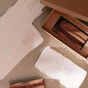 Календарь 2025 года с тиснением, мини-белый текстурированный настольный календарь с деревянной основой