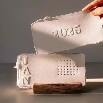 Календарь Letterpress 2025 года. Мини-белый текстурированный настольный календарь на 2025 год с деревянной подставкой. Ежемесячный календарь Letterpress Text на 12 месяцев.
