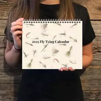 Календарь по вязанию мушек на 2025 год. Настенный календарь по вязанию мушек для ловли форели. Ежемесячные схемы вязания мушек. Настольный календарь с инструкциями по вязанию мушек для ловли форели. A