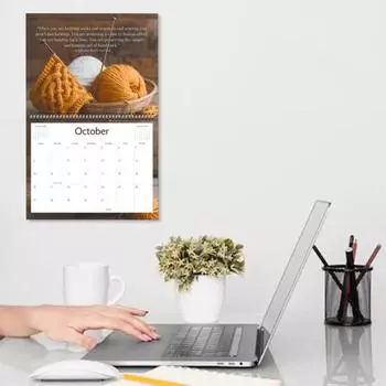 Календарь по вязанию на 2025 год. Ежемесячный планировщик с вдохновляющими цитатами любителей пряжи. Тематический настенный календарь по вязанию для любителей рукоделия. Декор для офиса и дома. 1pc