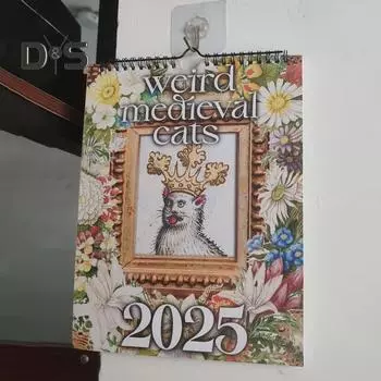 Календарь средневековых кошек на 2025 год. Странные иллюстрации кошек. Настенный 12-месячный календарь. Забавный декор для домашнего офиса в кошачьей тематике. Cat