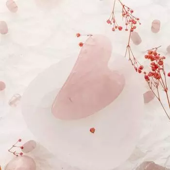 Камень для массажа лица Гуа Ша из розового кварца с сердцем