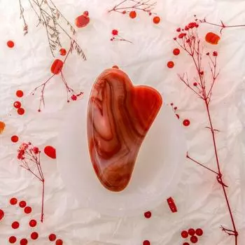 Камень для массажа лица Гуа Ша из красного агата с сердцем