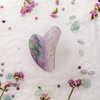Камень для массажа лица Gua Sha с флюоритовым камнем и сердцем