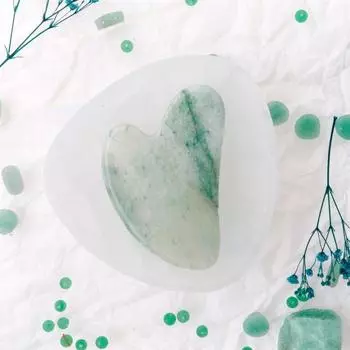 Камень для массажа лица Gua Sha с авантюриновым камнем и сердцем