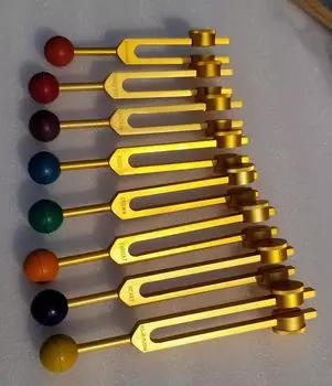 Камертоновая вилка KASHSURG, взвешенная по чакрам, золотая, набор из 8 шт., включая бархатный мешочек и дополнительные цветные шарики-молоточки