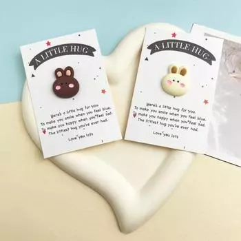 Карманная открытка с кроликом-объятием. Маленький карманный орнамент с кроликом и позитивной картой. Карманный жетон с кроликом. Вдохновляющая открытка с кроликом для семьи, подарок сотруднику. бежевый