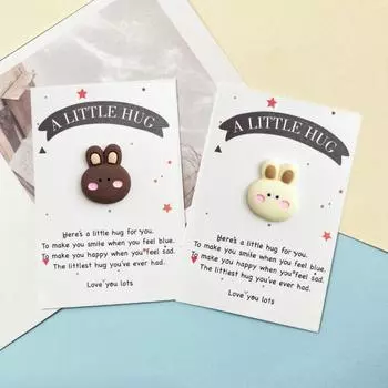 Карманная открытка с кроликом-объятием. Маленький карманный орнамент с кроликом и позитивной картой. Карманный жетон с объятиями. Вдохновляющая открытка с кроликом для друзей семьи и сотрудников. бежевый