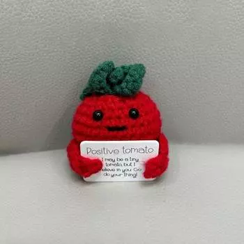 Картофельная кукла с позитивной энергией. Повысьте уверенность в себе с помощью милых вязаных украшений. Позитивные открытки. Картофельная кукла. лимонно-желтый