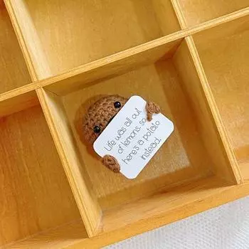 Картофельная кукла с позитивной энергией. Повысьте уверенность в себе с помощью милых вязаных украшений. Позитивные открытки. Картофельная кукла. лимонно-желтый