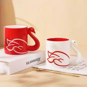 Керамическая чашка с изображением лебедя в виде пары, креативная мультяшная кружка, не допускающая ожогов, симпатичные забавные кофейные чашки, подарки для пар, мам, друзей, посуда для питья 370ml красный