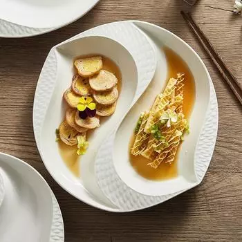 Керамические тарелки, овощные тарелки, белая посуда нестандартной формы, атмосфера утки-мандаринки, холодные закуски, размещение тарелок No specifications