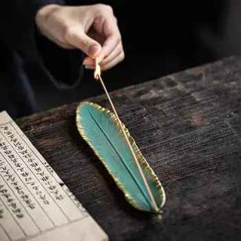 Керамический держатель для благовоний, золотой край, перо, китайский стиль, винтажная элегантная курильница, пеплоуловитель, украшение для дома, фестивальный подарок